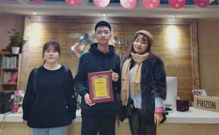 上海的劉女士姐妹簽約帽牌貨冒菜