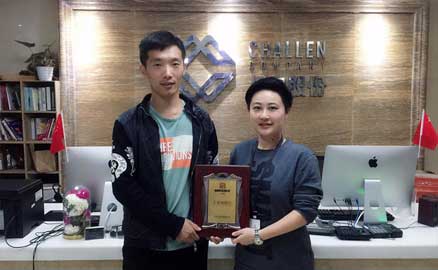 經(jīng)營干鍋加盟店的申先生簽約帽牌貨冒菜