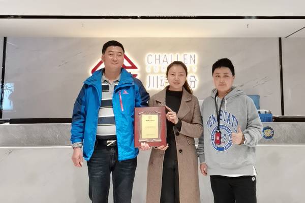 四川的彭先生準(zhǔn)備開一家帽牌貨的夫妻店