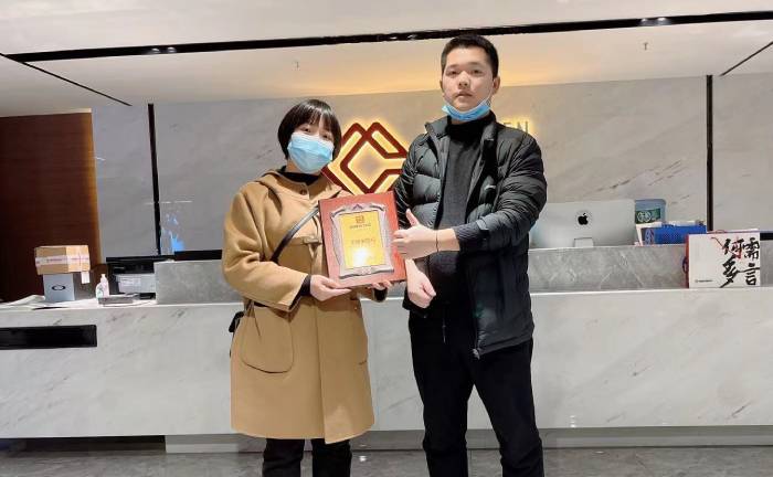 恭喜四川的邱女士簽約加盟帽牌貨冒菜