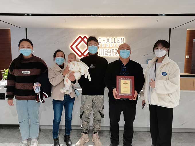 江西萍鄉(xiāng)的陳先生簽約加盟帽牌貨冒菜