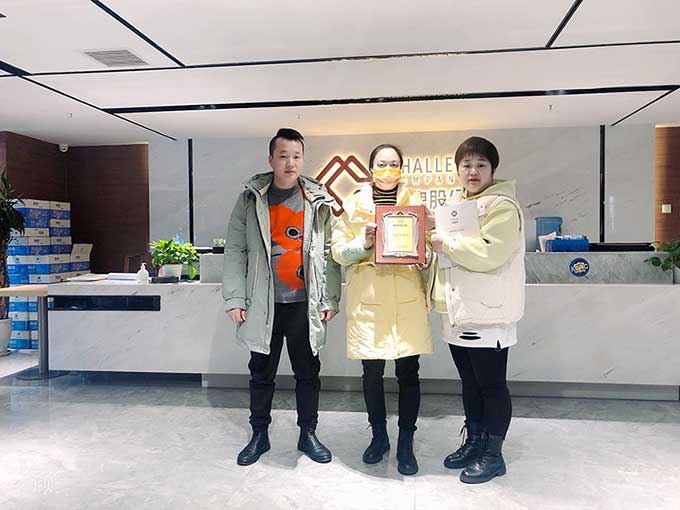 重慶的周女士簽約帽牌貨冒菜加盟品牌