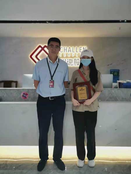 恭喜湖北襄陽(yáng)的馮女士簽約加盟帽牌貨冒菜