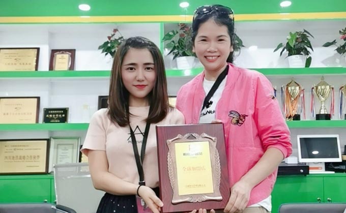 恭喜四川廣元的梁女士簽約帽牌貨冒菜加盟品牌