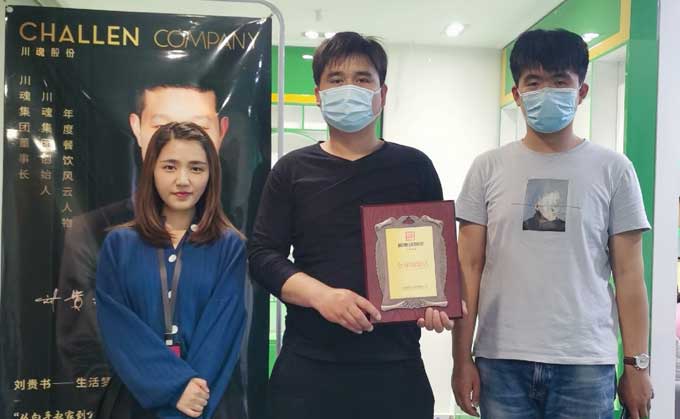 仝先生簽約加盟成都帽牌貨冒菜