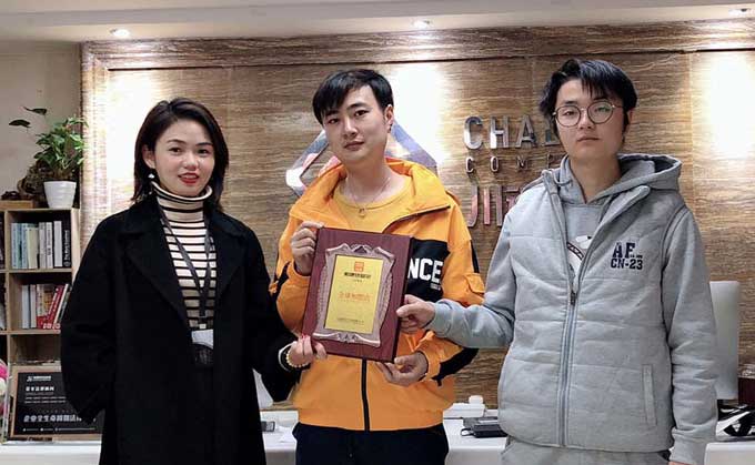 恭喜河南鄭州的胡先生簽約帽牌貨冒菜加盟品牌