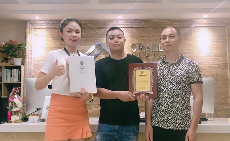 達(dá)州的朱先生簽約冒菜加盟-帽牌貨冒菜