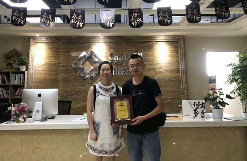 楊先生和胡女士與帽牌貨冒菜加盟簽約 楊先生和胡女士與帽牌貨冒菜加盟簽約