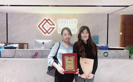 四川成都的江女士簽約加盟帽牌貨冒菜