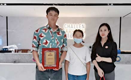 云南的董老板簽約加盟帽牌貨冒菜