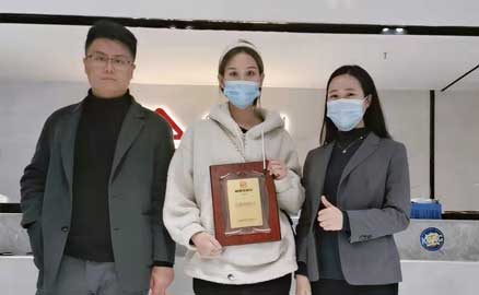 安徽的朱先生夫婦簽約加盟帽牌貨冒菜