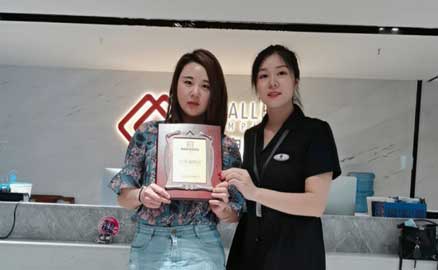 重慶的鄭女士簽約加盟帽牌貨冒菜