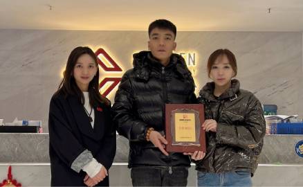 內(nèi)蒙古房先生夫婦來到總部考察