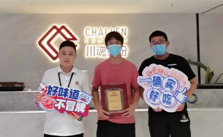 浙江的常先生經(jīng)營著一家豬腳米線