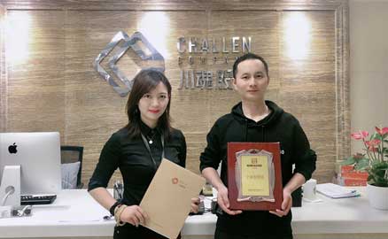 新疆的劉先生簽約帽牌貨冒菜加盟品牌