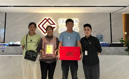 青海的王老板簽約加盟帽牌貨冒菜