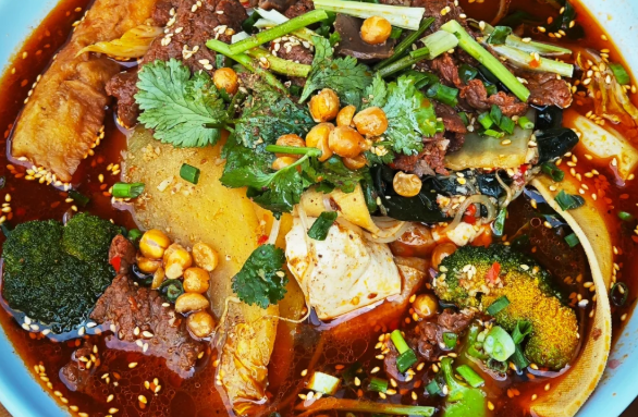 來成都吃冒菜必打卡！這家店憑啥火這么多年